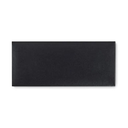 Placa dreptunghiulara neagra cu suprafata mata si usor texturata pentru premiu de cristal intr-o cutie cadou