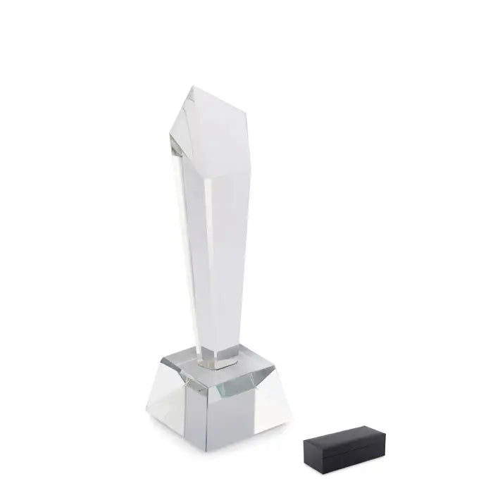 Premiu de cristal clar cu design geometric fatetat și bază pătrată într-o cutie cadou elegantă