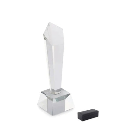 Premiu de cristal clar cu design geometric fatetat și bază pătrată într-o cutie cadou elegantă