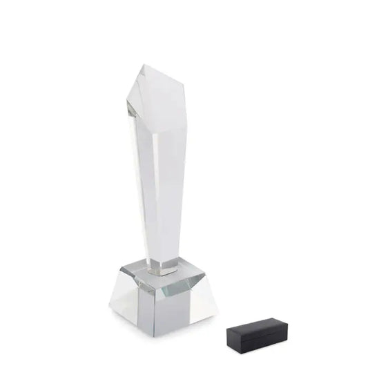Premiu de cristal clar cu design geometric fatetat și bază pătrată într-o cutie cadou elegantă