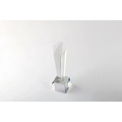 Premiu de cristal transparent cu design geometric si baza fatetata in cutie cadou eleganta