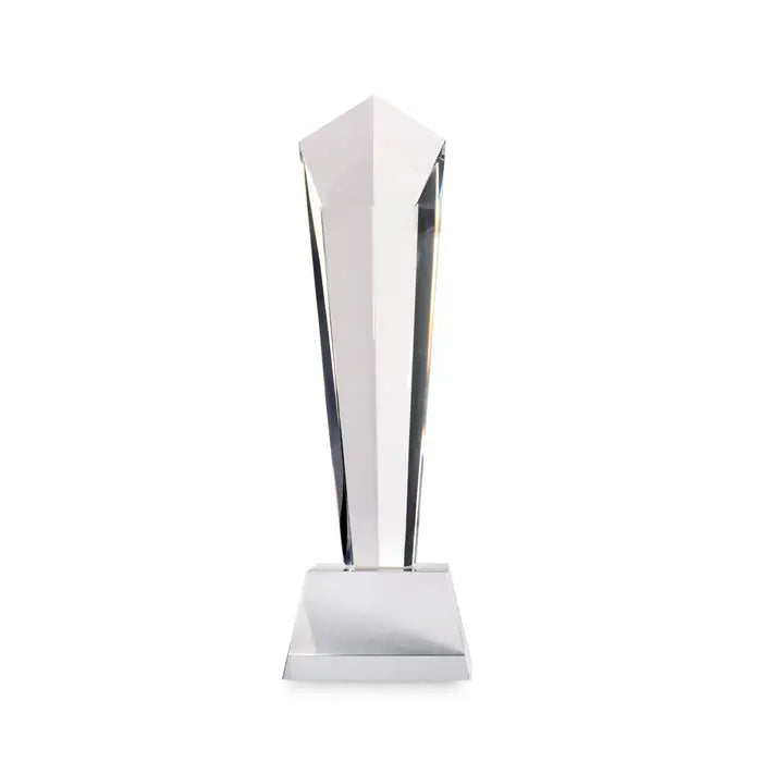 Premiu de cristal transparent cu design geometric și bază argintie lustruită într-o cutie cadou