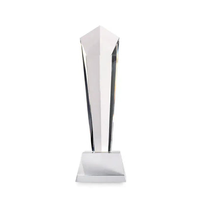 Premiu de cristal transparent cu design geometric și bază argintie lustruită într-o cutie cadou