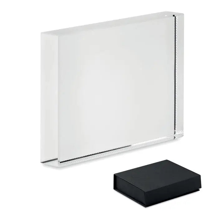 Premiul de cristal un bloc dreptunghiular din acrilic transparent cu margini negre și o cutie mică neagră