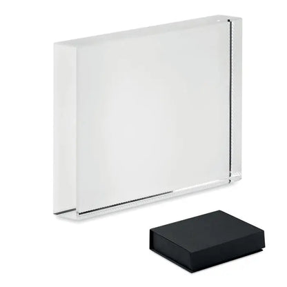 Premiul de cristal un bloc dreptunghiular din acrilic transparent cu margini negre și o cutie mică neagră