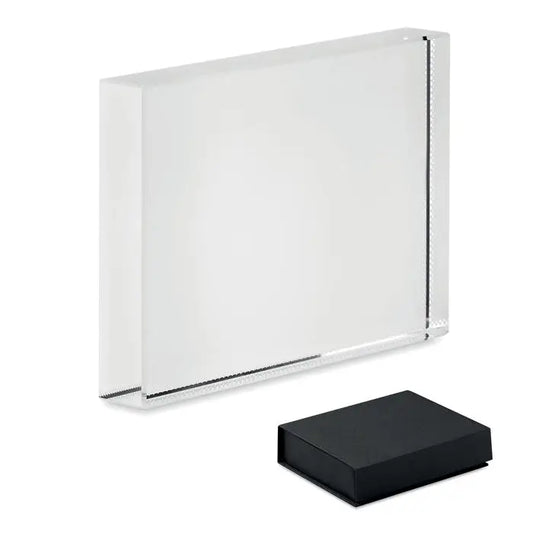 Premiul de cristal un bloc dreptunghiular din acrilic transparent cu margini negre și o cutie mică neagră