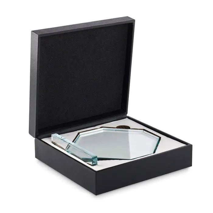 Premiul de cristal este un trofeu hexagonal din sticla cu baza metalica argintie finisata lucios