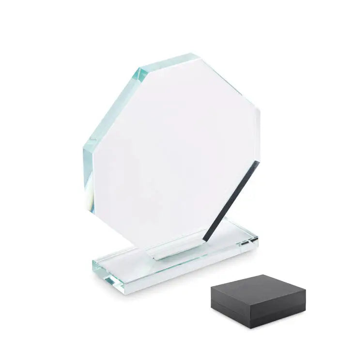 Premiul de cristal este un premiu hexagonal transparent din sticla cu design modern si suport asortat