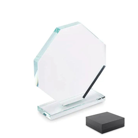 Premiul de cristal este un premiu hexagonal transparent din sticla cu design modern si suport asortat