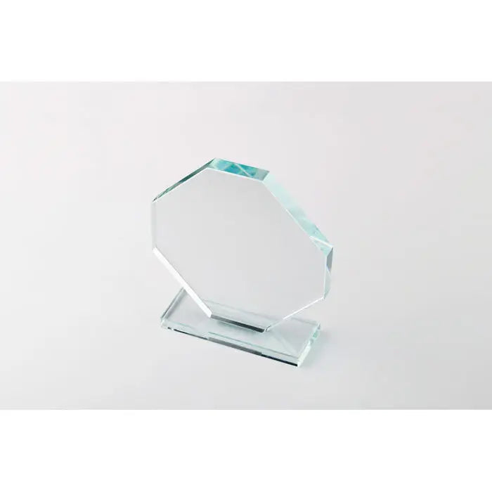 Premiul de cristal este un trofeu octogonal transparent din sticla cu baza dreptunghiulara asortata