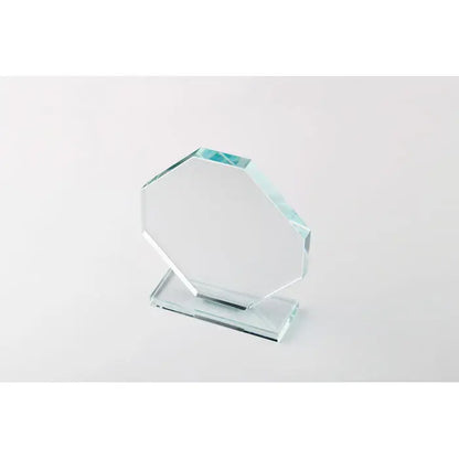 Premiul de cristal este un trofeu octogonal transparent din sticla cu baza dreptunghiulara asortata