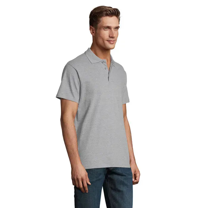 Un bărbat poartă un polo heather gray primavara ii de bărbați 210g cu guler clasic și nasturi