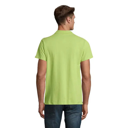 Un bărbat poartă un polo solid lime green primavara II cu mânecă scurtă și guler clasic, 210g
