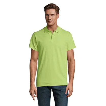 Un bărbat poartă un polo primavara ii lime verde cu guler clasic și nasturi din material 210g