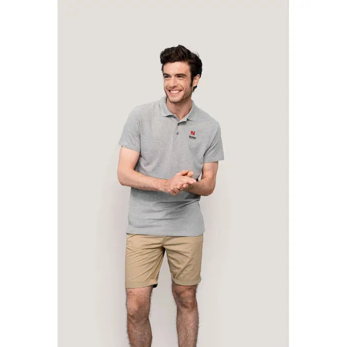 Tricou polo barbati primavara ii gri texturat cu logo mic rosu si negru pe piept din material de 210g