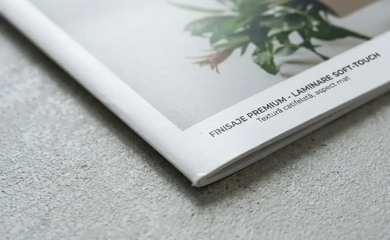 Detaliu copertă broșură pătrată cu laminare mată soft-touch, finisaj premium pentru cataloage de prezentare.