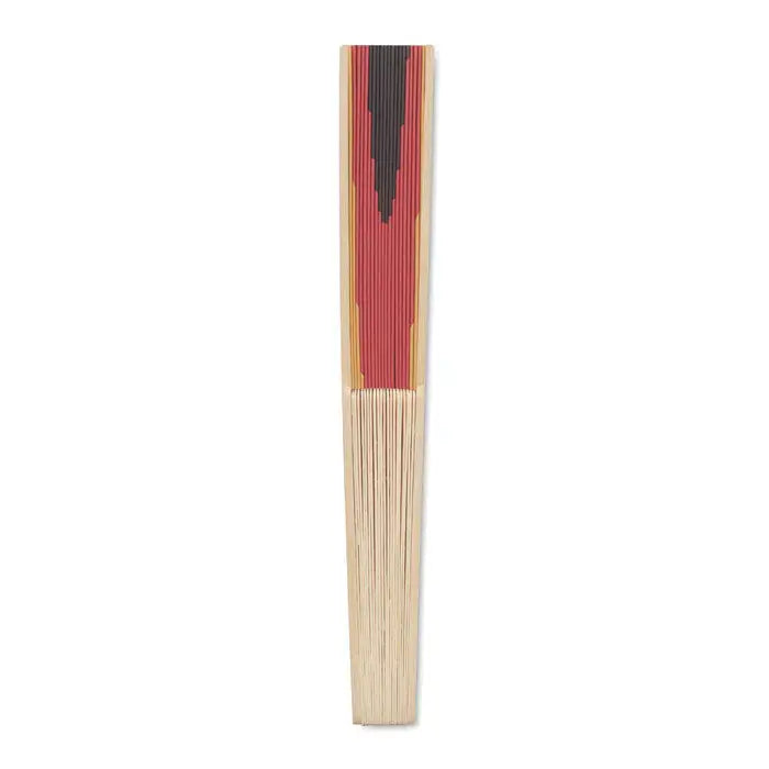 Proiectare manuala a steagului ventilatorului este un evantai japonez traditional din lemn natural cu panouri rosii, negre si aurii