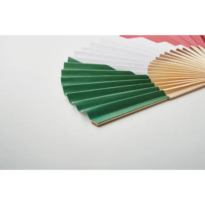 Ventilator pliabil tradițional cu panouri de hârtie verde alb roșu pe cadru din lemn deschis pentru proiectare manuală