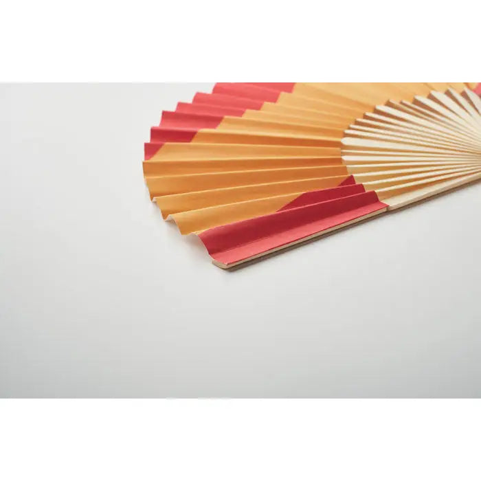 Ventilator traditional pliabil cu panouri rosii si portocalii din hartie usoara pe cadru de lemn pentru proiectare manuala