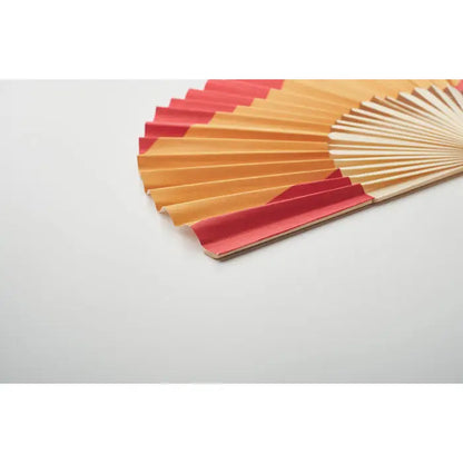 Ventilator traditional pliabil cu panouri rosii si portocalii din hartie usoara pe cadru de lemn pentru proiectare manuala