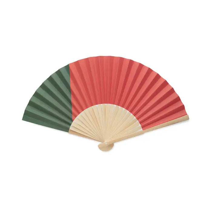 Fan pliabil tradițional cu design bicolor roșu vibrant și verde închis pe spițele de lemn deschis la culoare