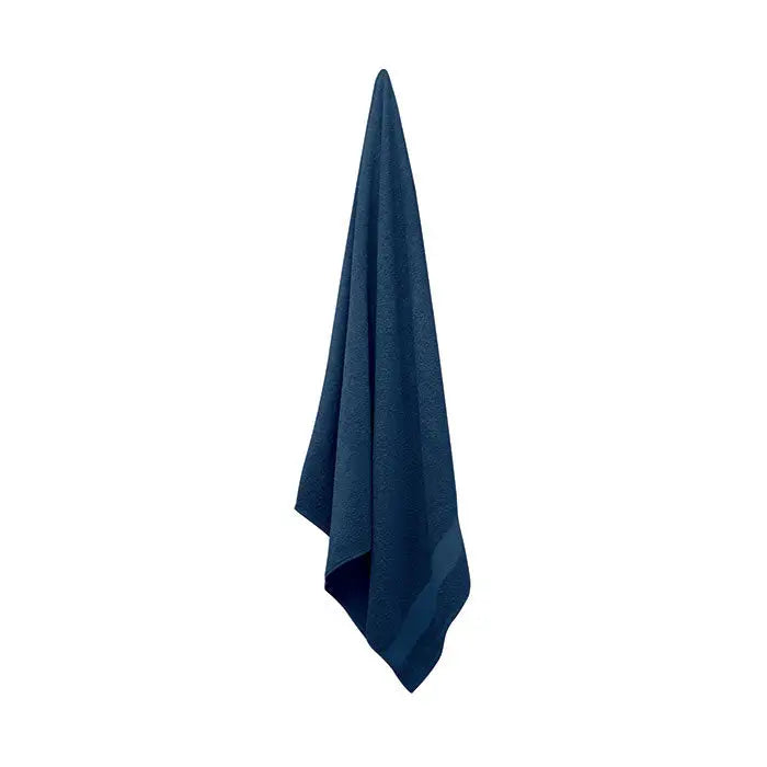Prosop bumbac organic 180x100cm albastru marin cu suprafata texturata moale agatat ordonat