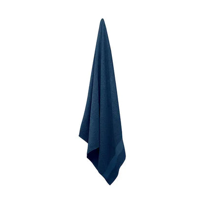 Prosop bumbac organic 180x100cm albastru marin cu suprafata texturata moale agatat ordonat