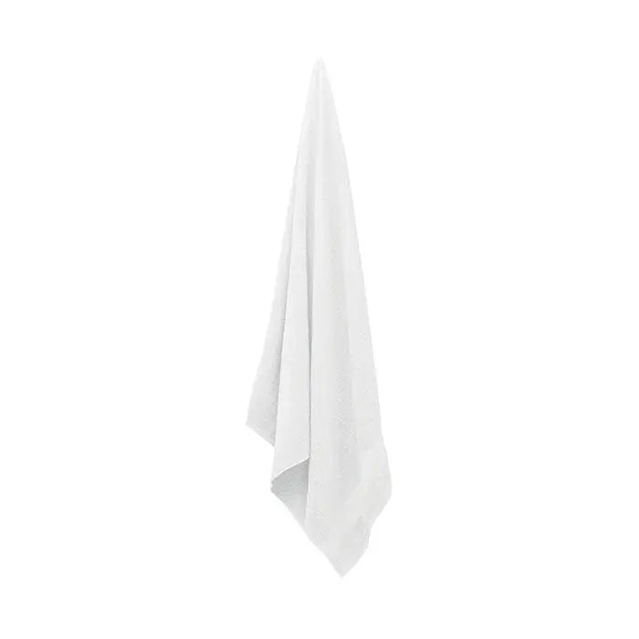 Prosop bumbac organic alb moale 180x100cm cu suprafata usor texturata agatat pe fundal simplu