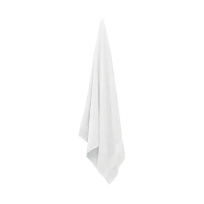 Prosop bumbac organic alb moale 180x100cm cu suprafata usor texturata agatat pe fundal simplu