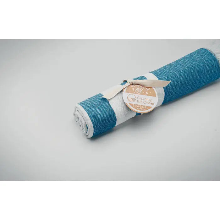 Prosop de hamam seaqual 70x140cm albastru cu dungi albe legat cu panglica bej si eticheta ocean cleaning