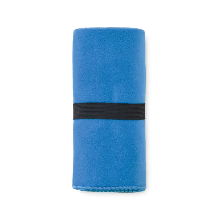 Prosop din microfibra cu doua fete albastru vibrant, compact, rulat si prins cu banda elastica neagra