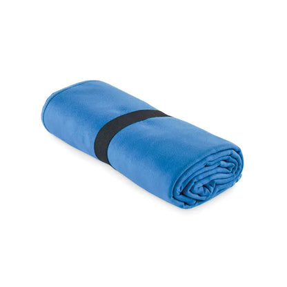 Prosop din microfibra cu doua fete albastru vibrant, rulat si prins cu o banda elastica neagra