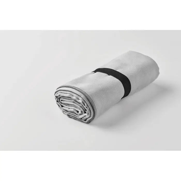Prosop din microfibra cu doua fete gri, rulat ordonat si fixat cu o banda elastica neagra