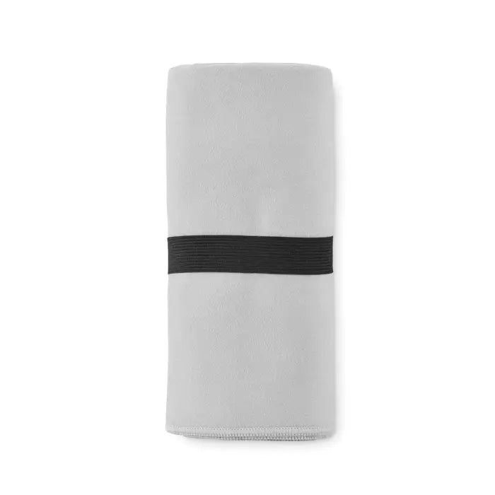 Prosop din microfibra cu doua fete de culoare gri deschis, rulat si fixat cu o banda elastica neagra