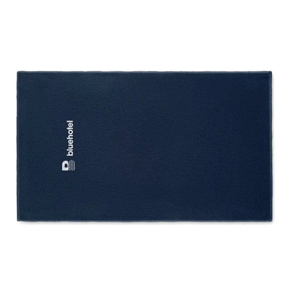 Prosop bleumarin din microfibra seaqual 100x170cm cu logo alb bluehotel si emblemă val în partea stângă
