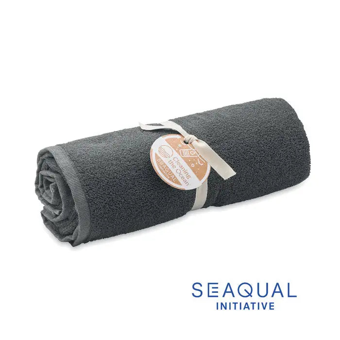 Prosop seaqual 100x170cm din material plush gri inchis, rulat si legat cu panglica bej deschis