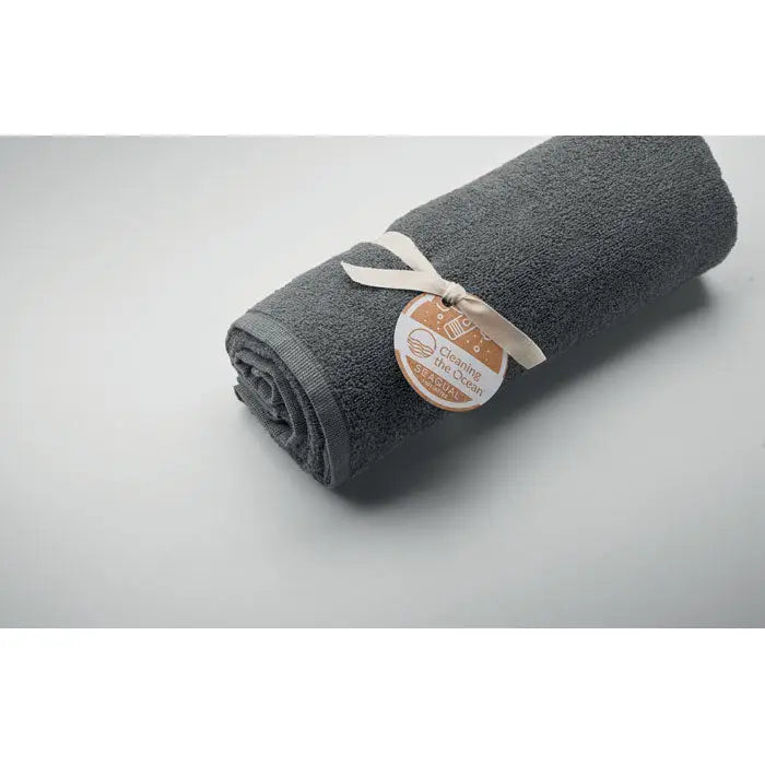 Prosop seaqual 100x170cm din material pluș întunecat gri, rulat și legat cu panglică crem