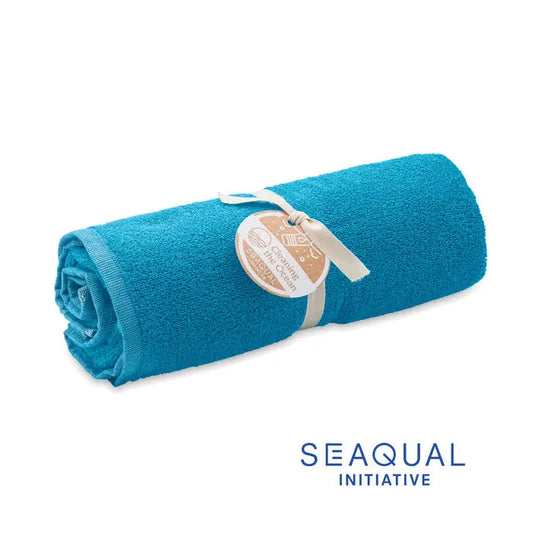 Un prosop vibrant turcoaz seaqual 100x170cm cu textura moale si tag de brand legat in jurul lui