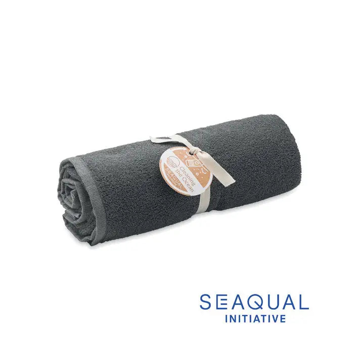 Prosop seaqual 70x140cm gri închis cu textură țesută și panglică bej legată cu etichetă circulară atașată