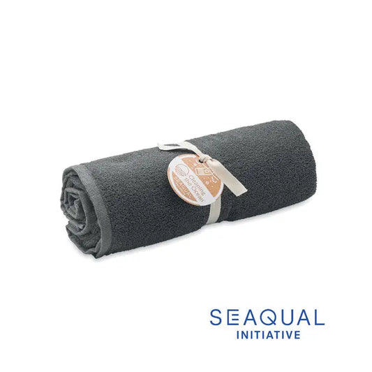 Prosop seaqual 70x140cm gri închis cu textură țesută și panglică bej legată cu etichetă circulară atașată