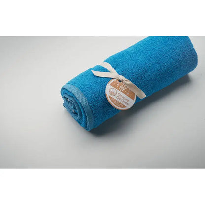 Prosop seaqual 70x140cm albastru vibrant din material plush, rulat si legat cu panglica crem
