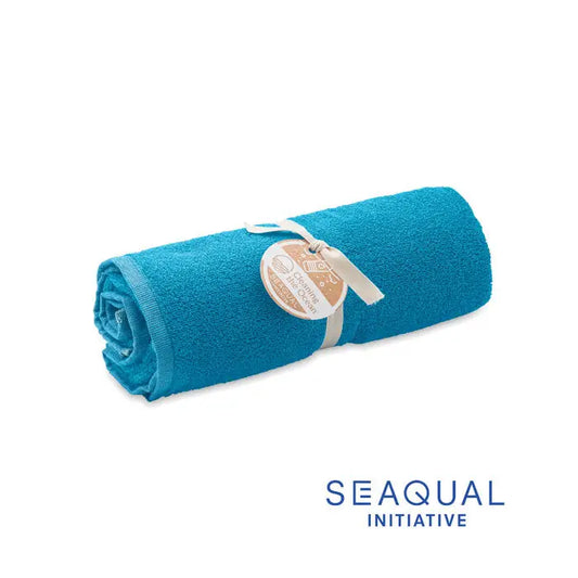 Prosop seaqual 70x140cm de culoare turcoaz vibrant cu textura moale si plușată cu etichetă de brand legată în jur