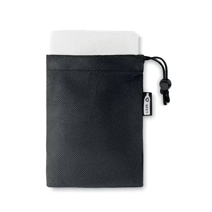 Prosop si husa sport rpet cu saculet negru din plasa si prosop alb interior cu eticheta neagra mica pe lateral