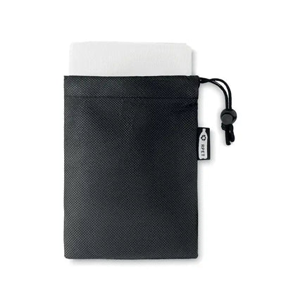 Prosop si husa sport rpet cu saculet negru din plasa si prosop alb interior cu eticheta neagra mica pe lateral