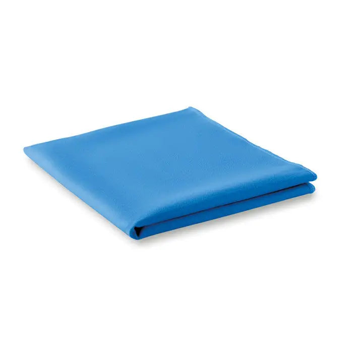 Prosop sport cu husa din microfibră albastru vibrant, bine pliat, cu textura netedă și margini curate