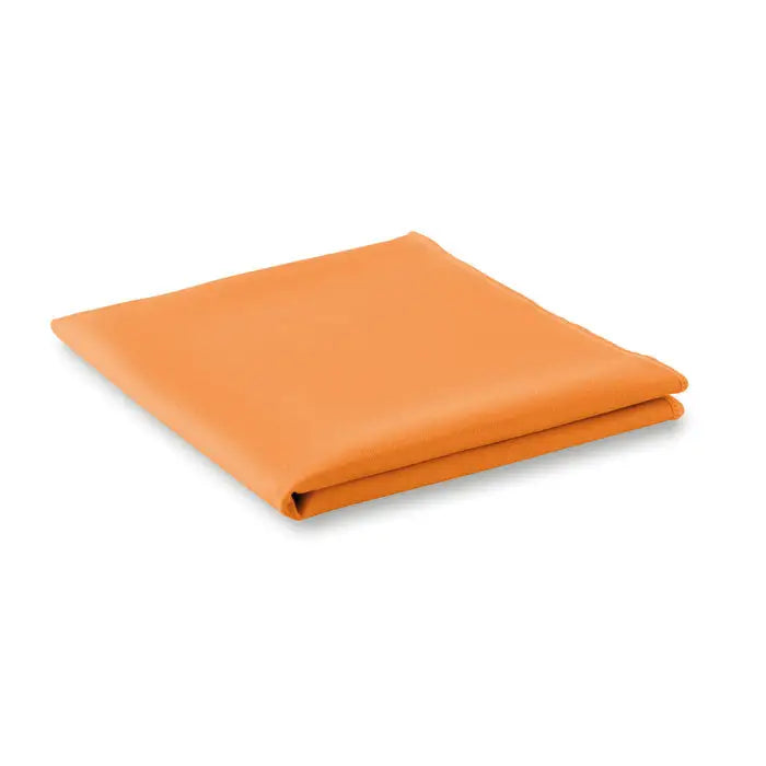 Prosop sport portocaliu din material textil cu husă, pliat ordonat pentru uz sportiv