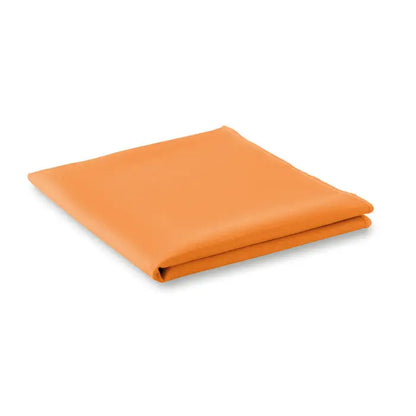 Prosop sport portocaliu din material textil cu husă, pliat ordonat pentru uz sportiv