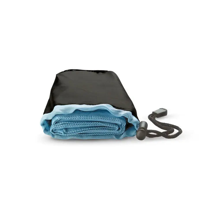Prosop sport albastru deschis din microfibră compact pliat într-o husă de nailon neagră cu șnur