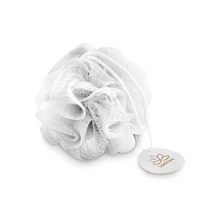 Puf de dus alb din plasă cu design floral delicat și etichetă de marcă pentru exfoliere blândă