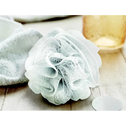 Puf de dus alb cu textura de plasă moale și margini delicate, ideal pentru exfoliere blândă